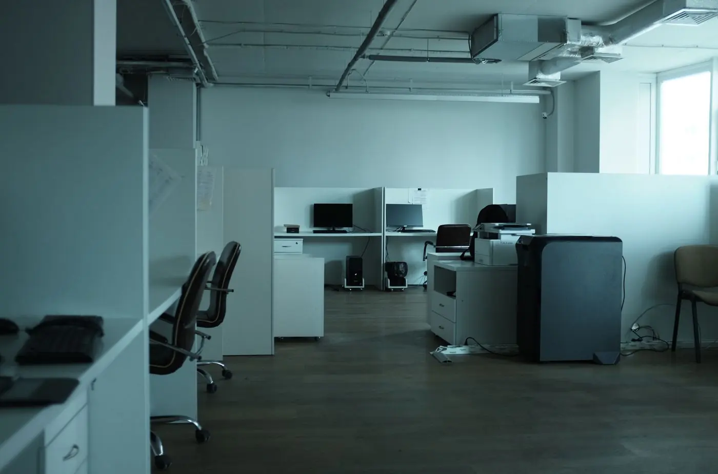 Intérieur de bureaux moderne et vide, volumes dégagés