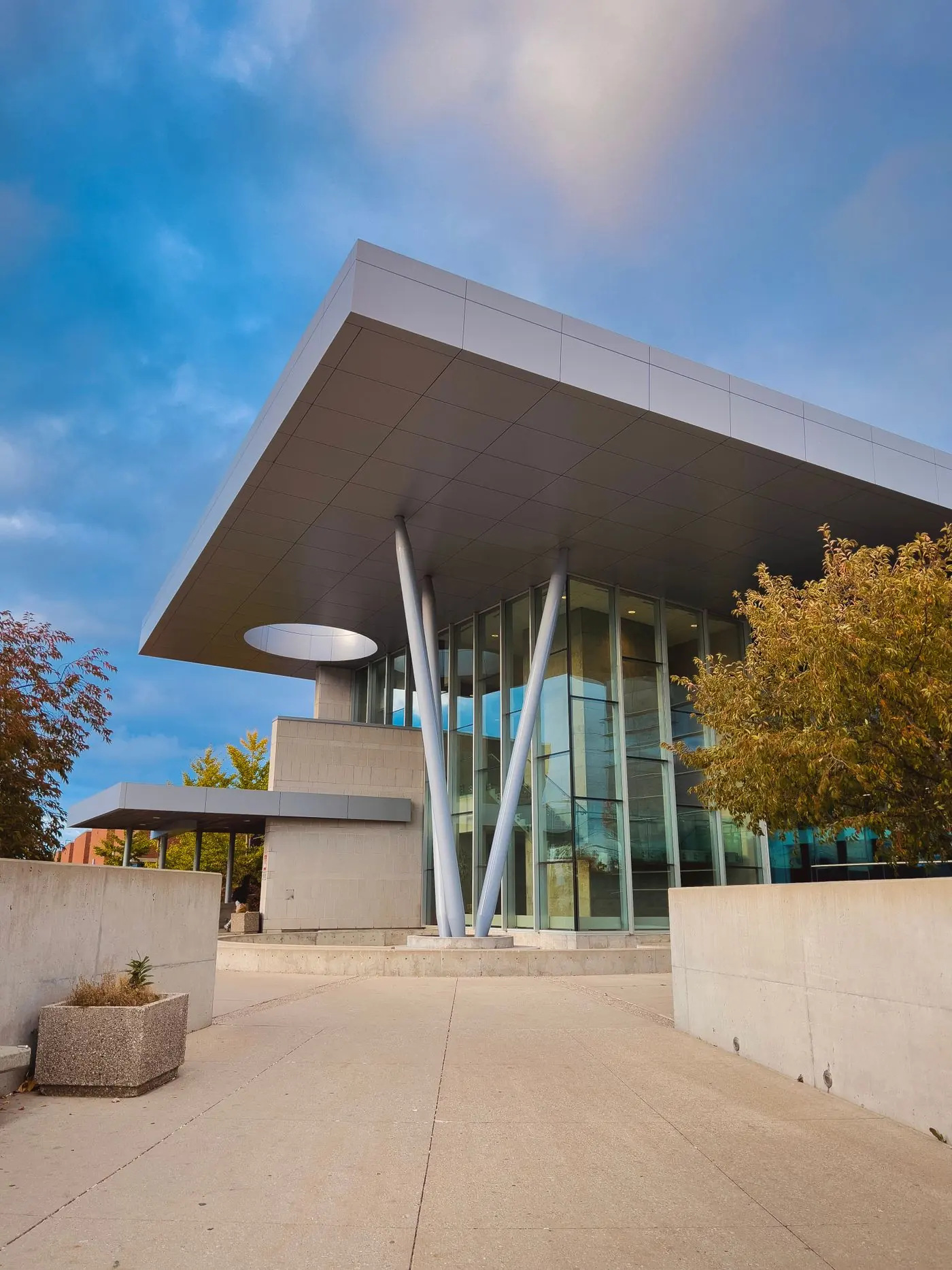 Extérieur d’un bâtiment moderne à usage collectif