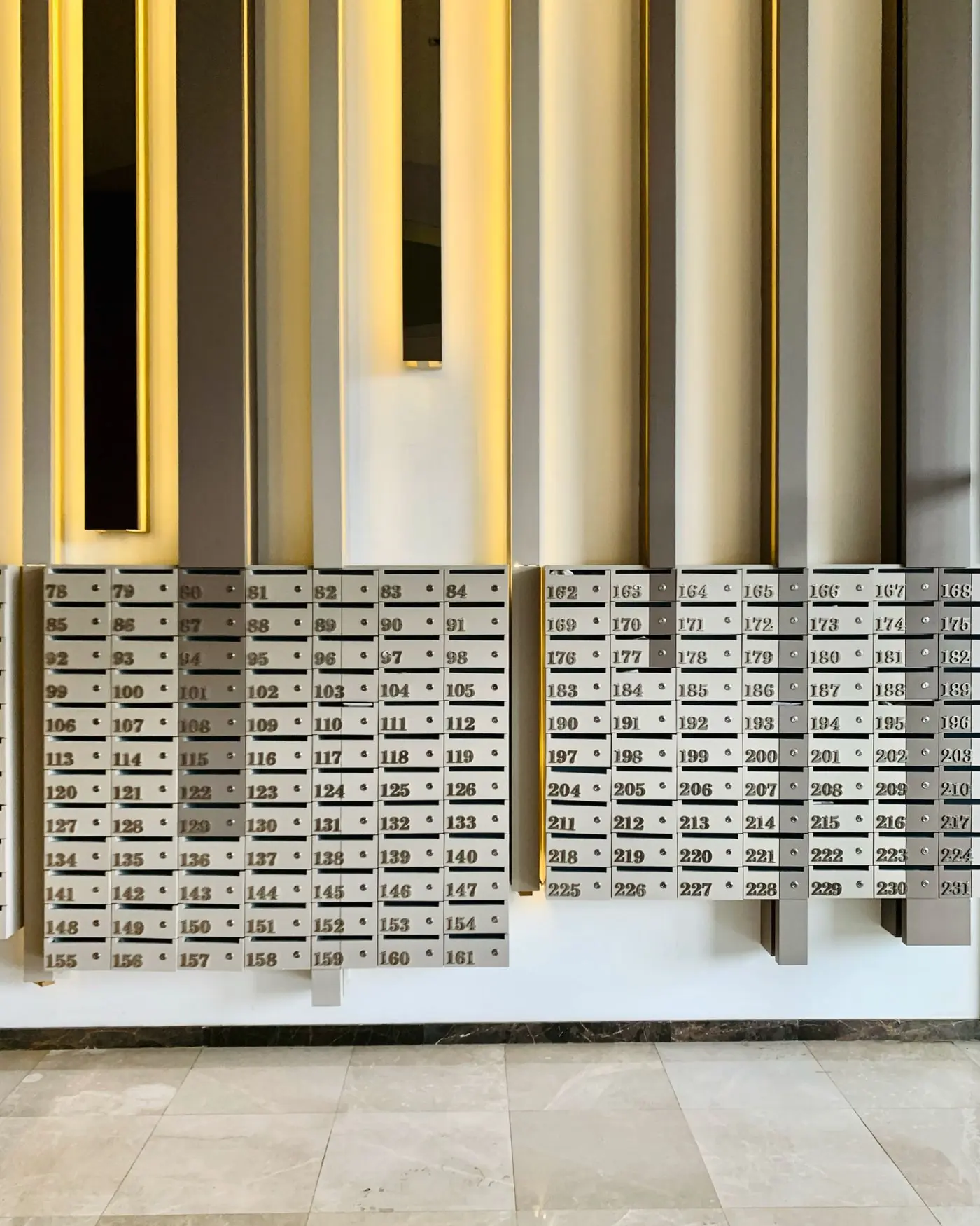 Boîtes aux lettres dans le hall d’un immeuble résidentiel moderne