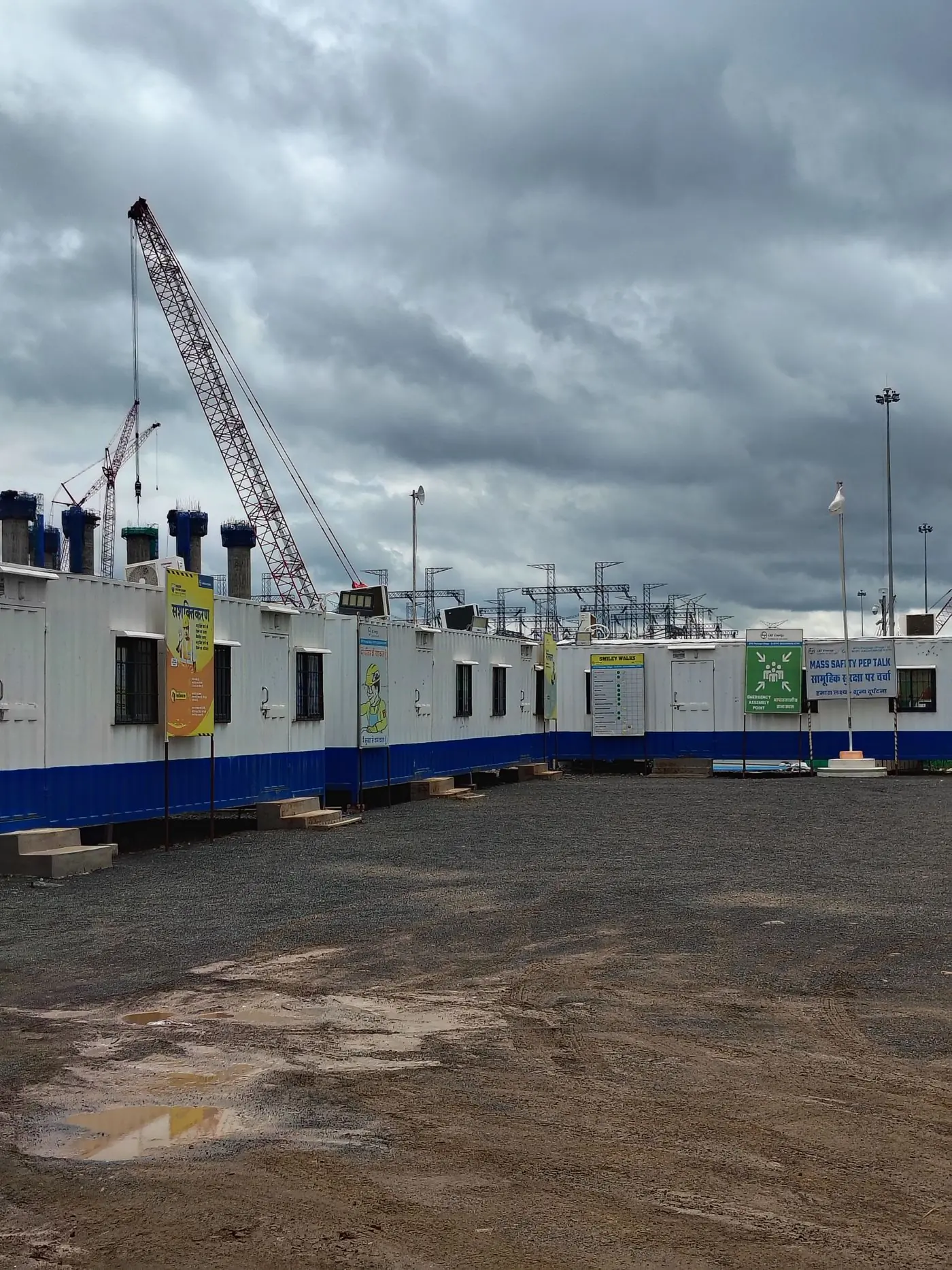 Chantier avec bureaux modulaires et grues