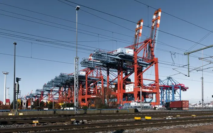 Portiques de manutention et conteneurs empilés sur un terminal portuaire