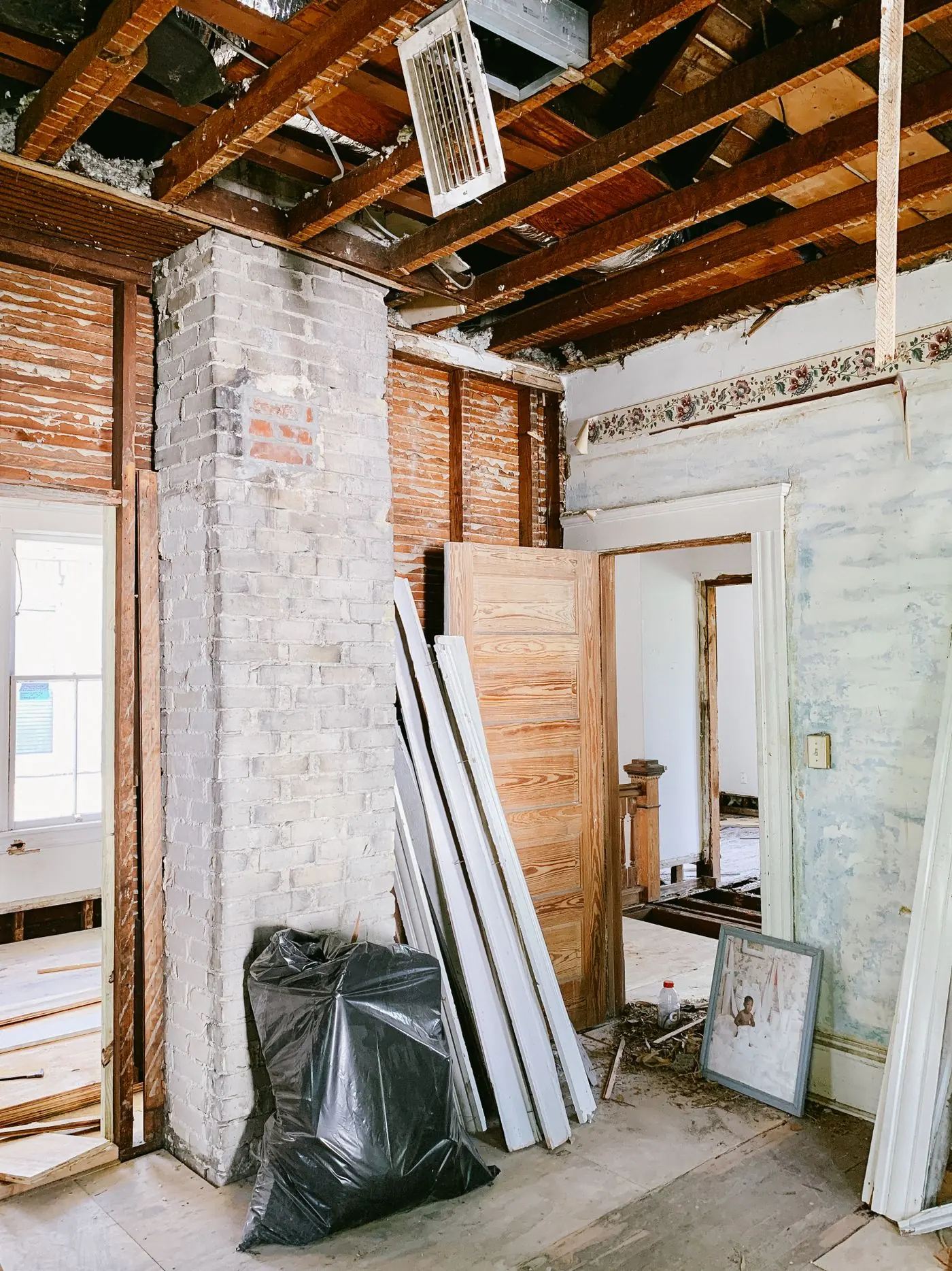 Intérieur de bâtiment en cours de travaux, sols et surfaces non finis
