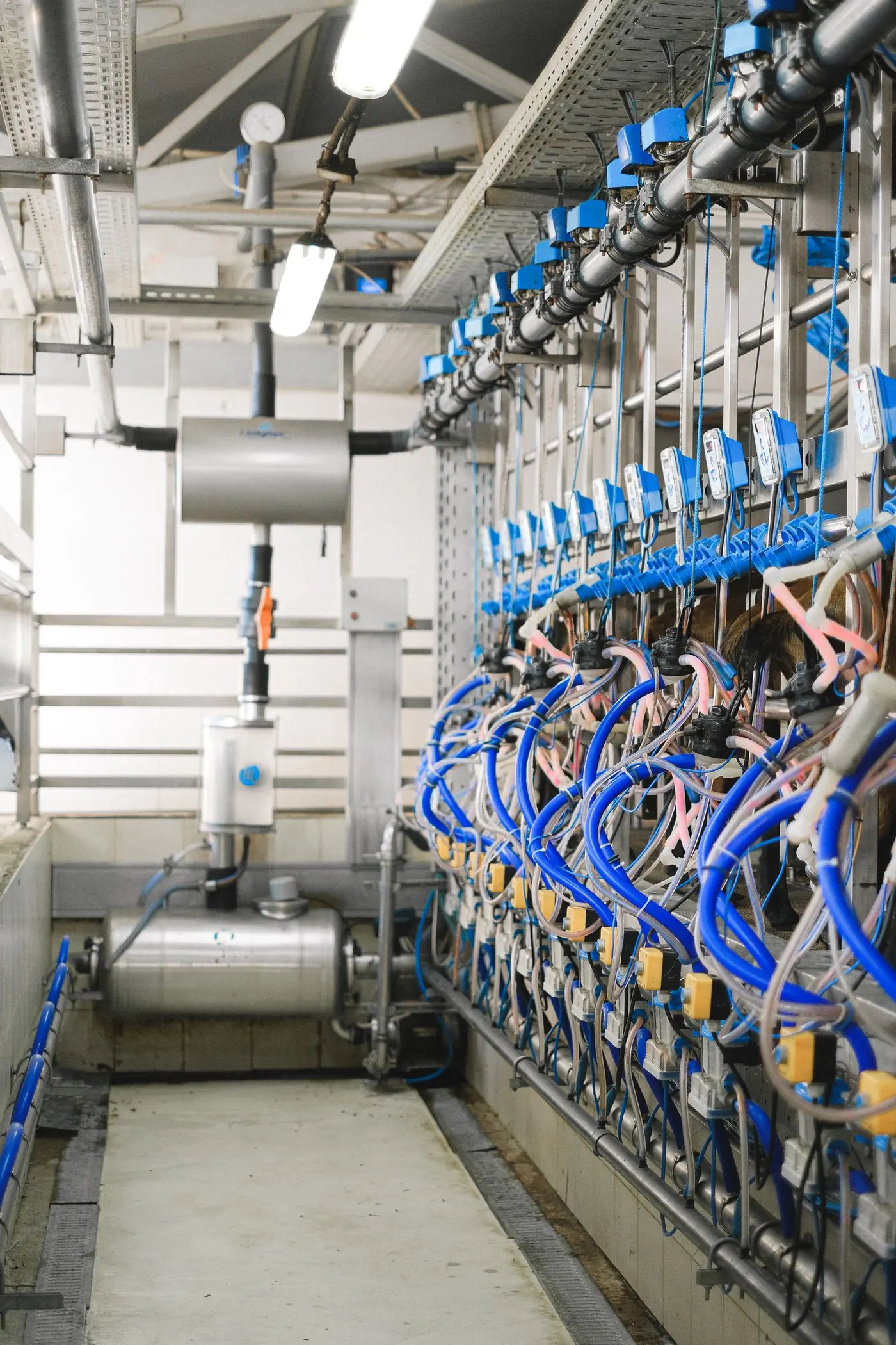 Intérieur d’un centre d’usinage, machines et équipements techniques